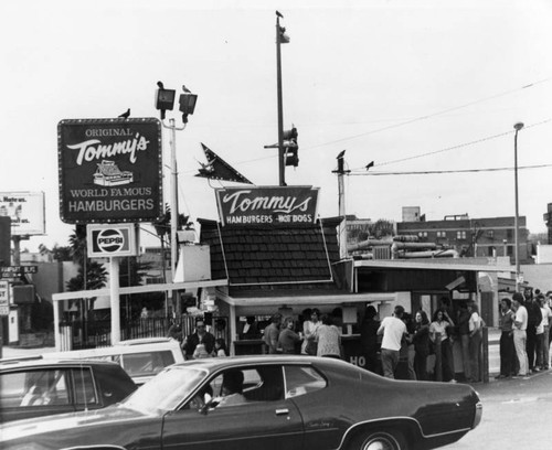 Crowd at Tommy's