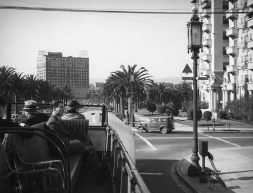 Tour bus at Wilshire and Rampart