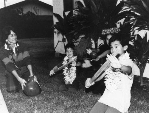 Children perform Hawaiian music