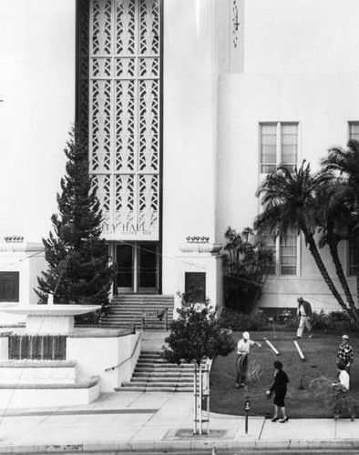 Christmas tree goes up in Burbank