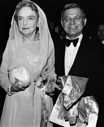 Lillian Gish arriving at premiere