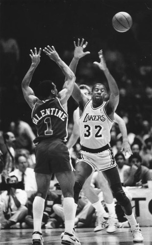 Magic Johnson and Darnell Valentine in mid-play