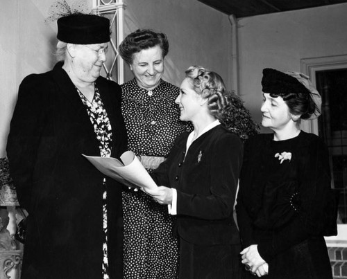 Mary Pickford with women