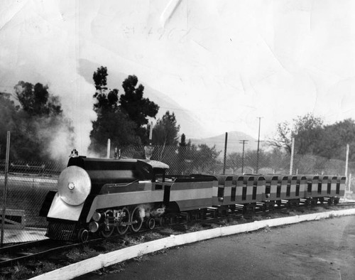 Designer unveils miniature train in Sunland Park