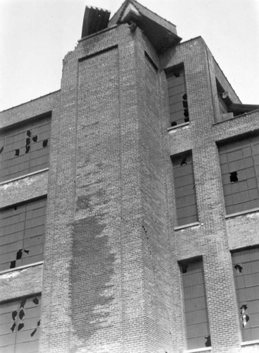 Earthquake-damaged building