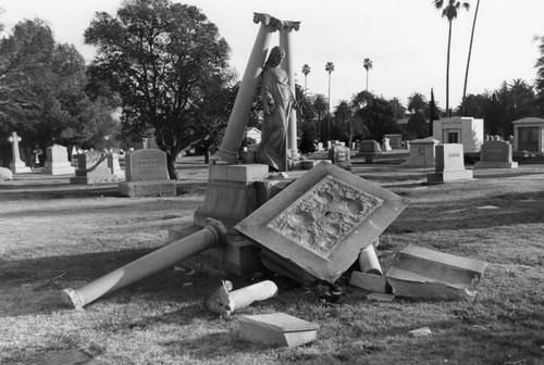 Statue damaged during earthquake