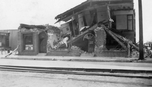 Damaged Young Hotel, Compton