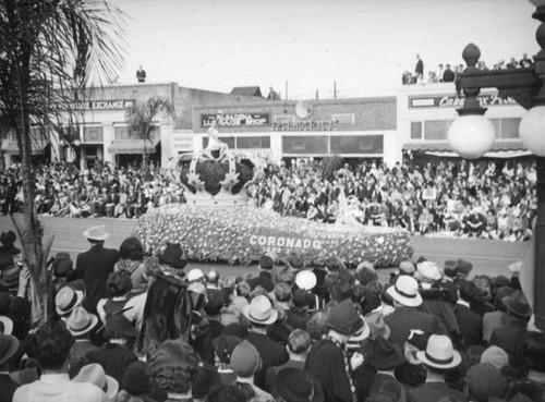 Hotel del Coronado float, 1938 Rose Parade