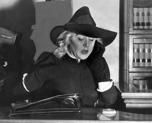 Mae Murray on witness stand