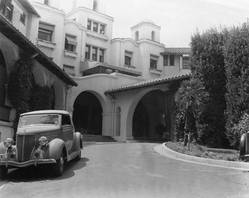 Beverly Hills Hotel portcochere