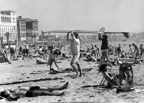 Thousands flock to southland beaches