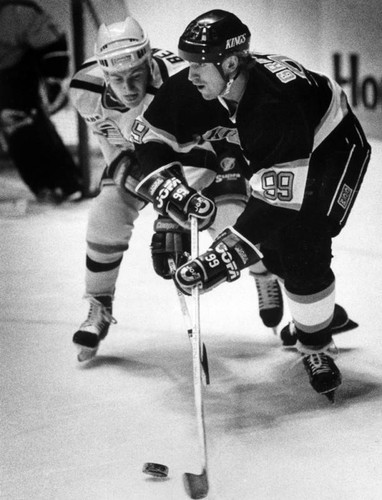 Gretzky makes a pass