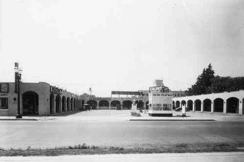 Plaza in Glendale, view 3