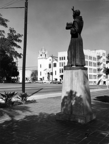 Juni´pero Serra statue, view 4