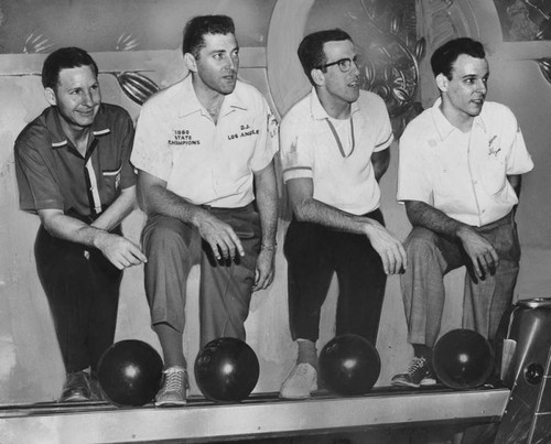 Men bowlers, group photo