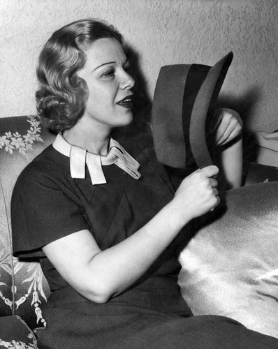 Glenda Farrell talking "through a hat"