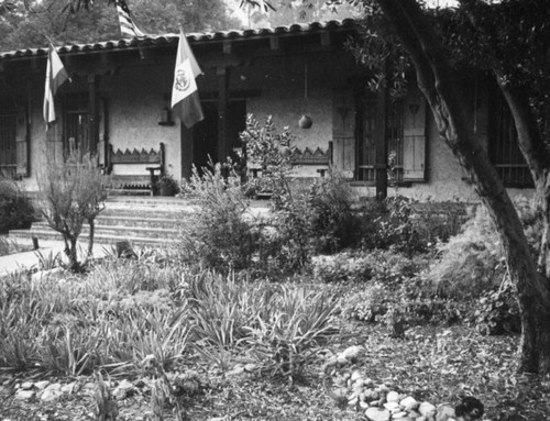 Porch and garden at Casa de Adobe