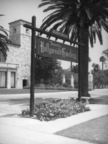 Hollywood Cemetery sign