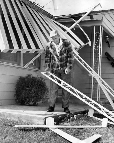 Wind downs patio roof