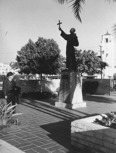 Juni´pero Serra statue, view 3