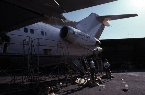 Plane maintenance, Burbank-Glendale-Pasadena Airport