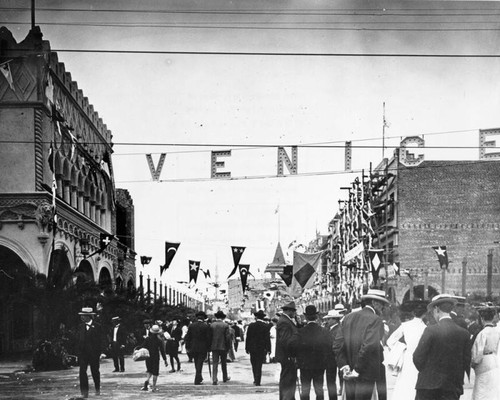 Crowd on Windward Avenue