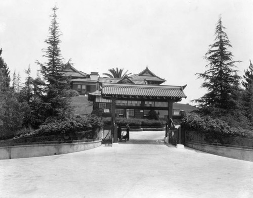 Bernheimer Estate, entrance