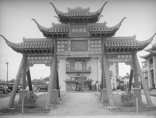 Broadway gate and Gin Ling Way, New Chinatown