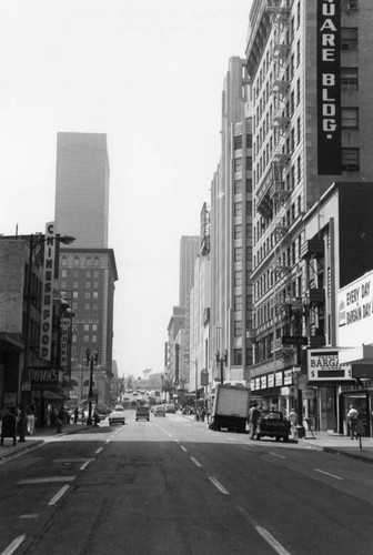 Looking west on 5th Street from Broadway