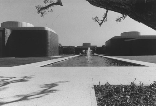 Fountains brightens entrance to art museum