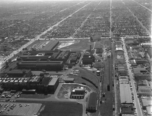 Central Avenue and Florence Avenue, looking south