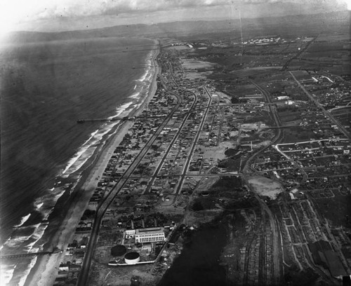 Dwellings along Hermosa Beach, aerial