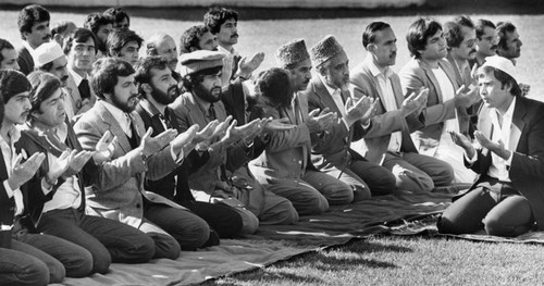 Prayer to Allah outside Federal Building