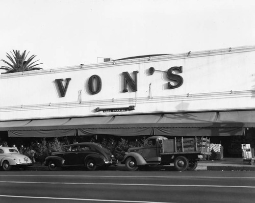 Vons Market exterior