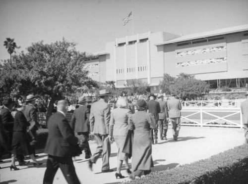 Walking toward the central paddock, Santa Anita Racetrack