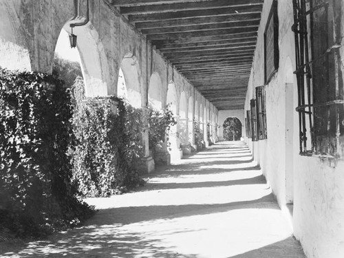 San Fernando Rey de Espan~a Mission colonnade