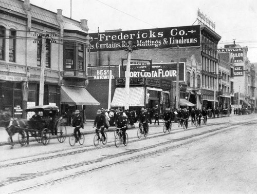 Broadway and 6th Street in 1904