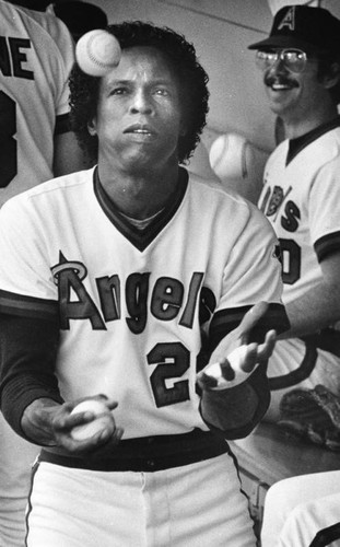 Rod Carew juggles baseballs