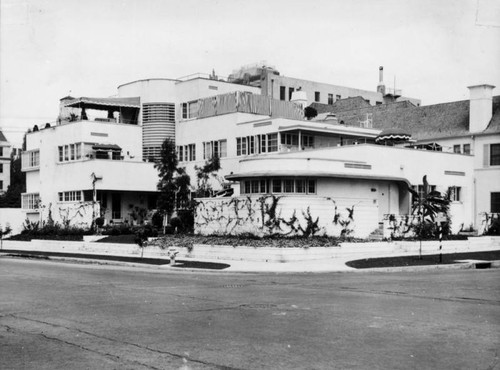 Streamline moderne apartments