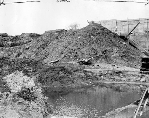 Mud to left and right hampers freeway builders