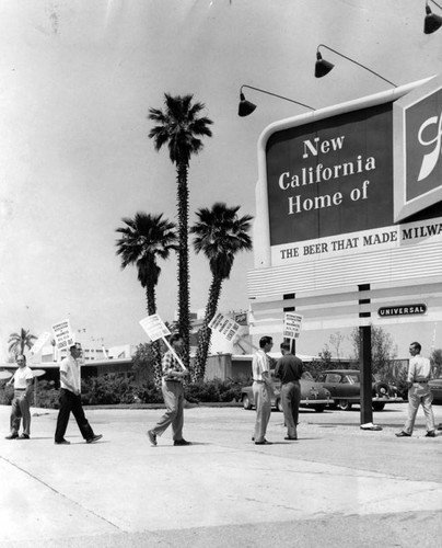 Machinists picket at Schlitz plant