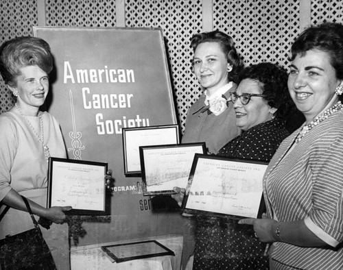 4 volunteers receive cancer awards