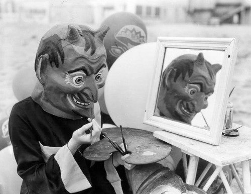 Women and masques at Venice Beach