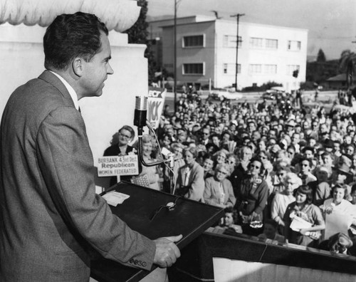 Panorama, Burbank throngs hear Nixon on Valley trip