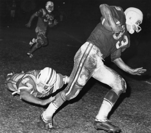 Rick Purdy of Van Nuys High sets sail for goal line after eluding tackler