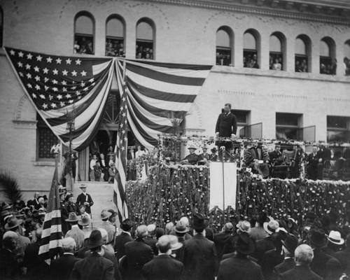 President Roosevelt speaks at Pomona College
