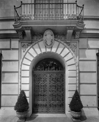 Pacific Mutual Building, Garage Building entrance