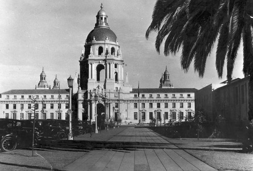 Walkway and entrance, Pasadena City Hall