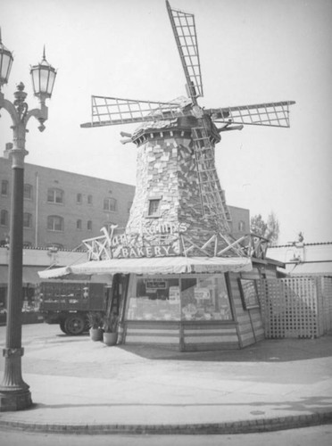 Van De Kamp's Bakery, exterior