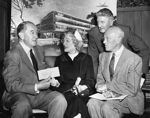 Marion Davies presents funds for children's clinic